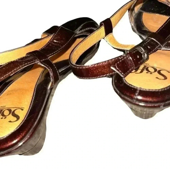 SOFfT burgundy patent leather sandals. - Picture 3 of 7